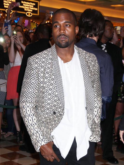 Rapper Kanye West im Februar 2025 in einem schwarz-weiß gemusterten Sakko 