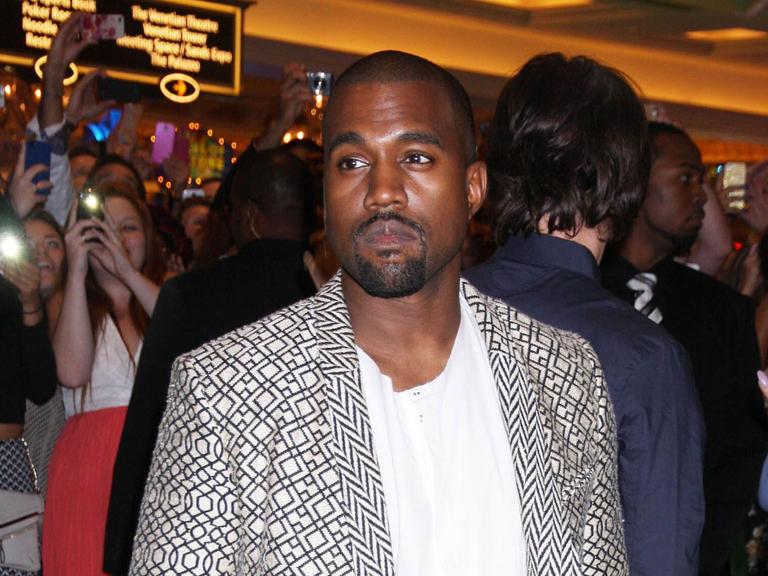 Rapper Kanye West im Februar 2025 in einem schwarz-weiß gemusterten Sakko 