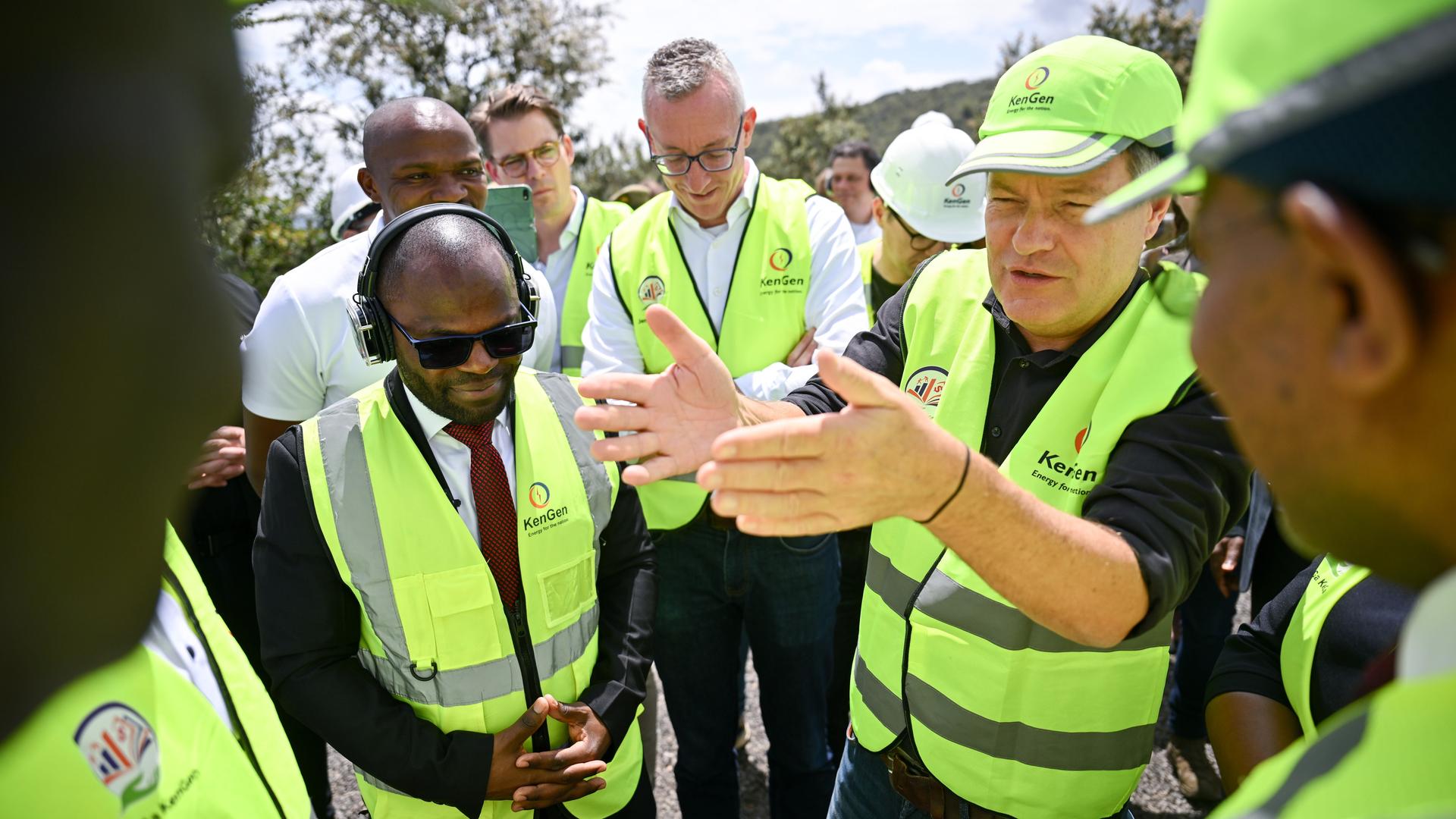 Kenia, Sulmac Village: Robert Habeck, Bundesminister für Wirtschaft und Klimaschutz, spricht während eines Besuchs des Geothermiekraftwerk Olkaria mit Mitarbeitern von des staatlichen Stromerzeugers KenGen und gestikuliert.