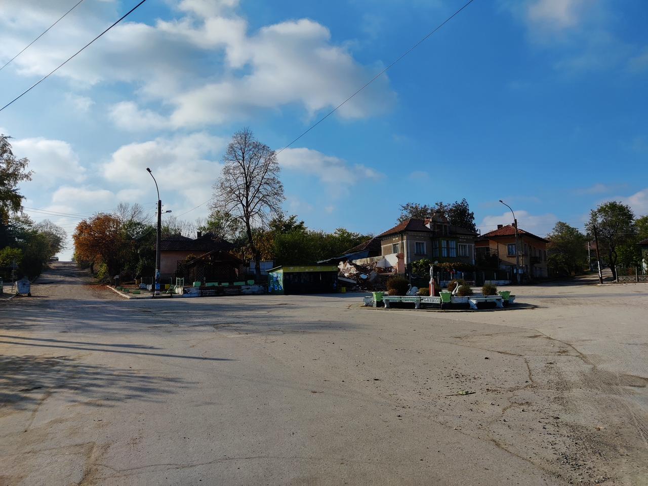 Der leere Hauptplatz im Dorf Bela Rada.