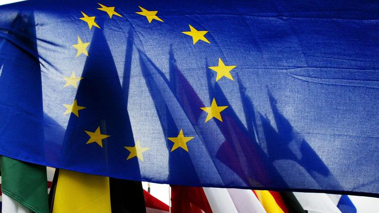 Die EU Flagge mit gelben Sternen vor den nationalen Flaggen der Länder der Europäischen Union anläßlich der EU-Erweiterungszeremonie am 30. April 2004 in Dublin. 