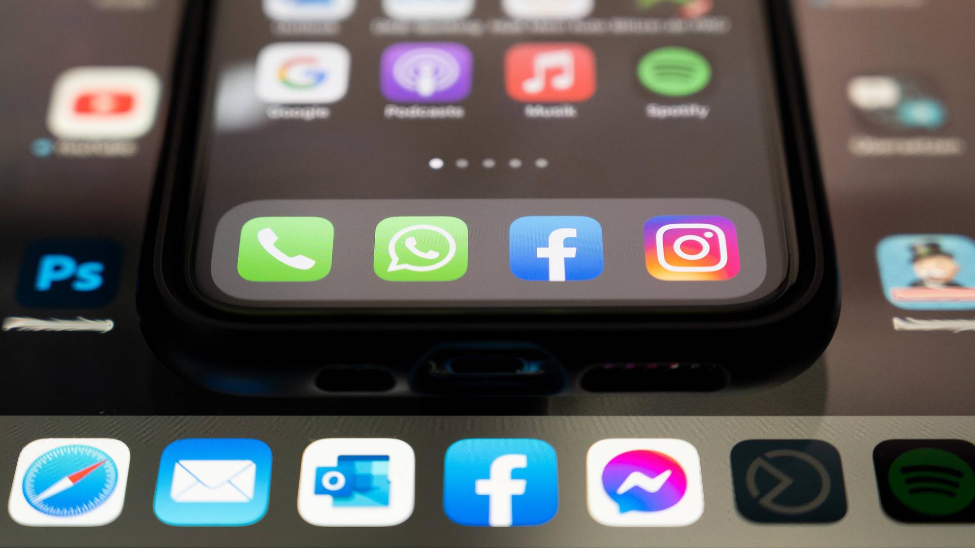 Instagram, Whatsapp, Facebook und der Facebook-Messenger: Apps sind auf einem Smartphone zu sehen.