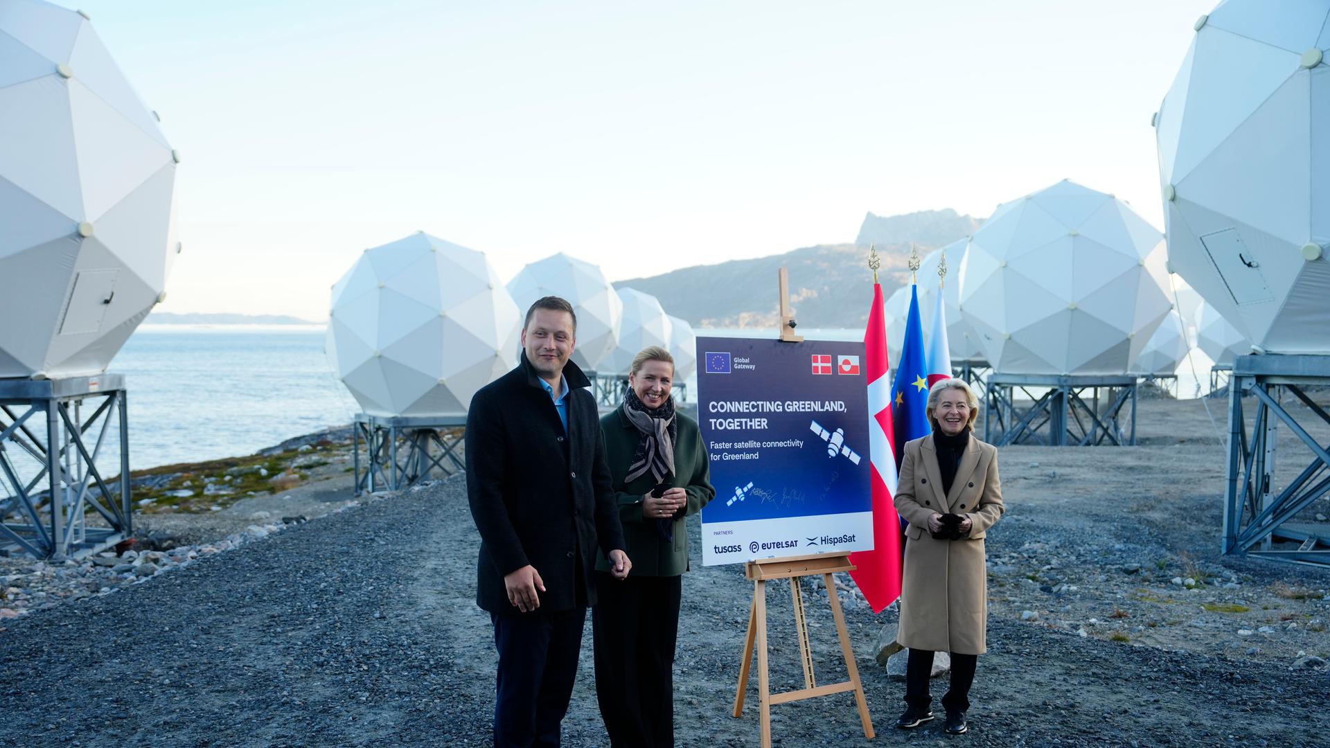 EU-Kommissionspräsidentin Von der Leyen, die dänische Ministerpräsidentin Mette Frederiksen und Grönlands Regierungschef Jens -Frederik Nielsen in Nuuk.