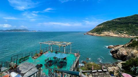 Blick aufs Meer vor Nangan im Matsu-Archipel von einem alten Militärfort aus, das in ein Café umgewandelt wurde.