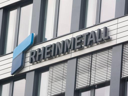 Das Firmenlogo der Rheinmetall-AG an der Zentrale in Düsseldorf. 