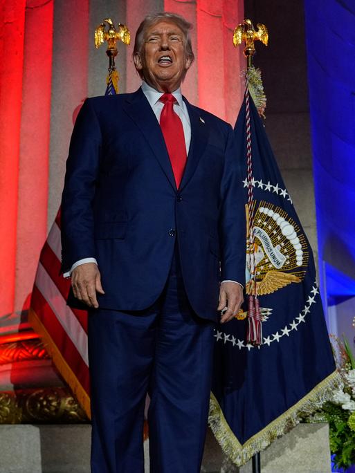 US-Präsident Donald Trump steht auf einer Bühne