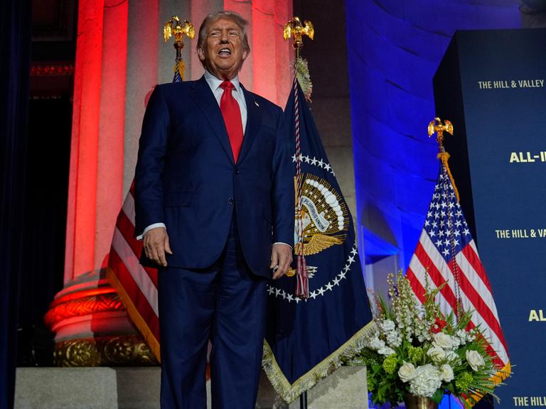 US-Präsident Donald Trump steht auf einer Bühne