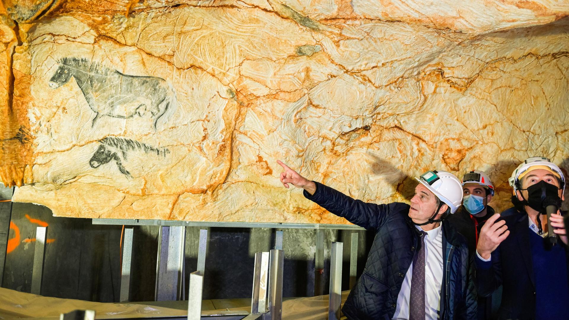 Renaud Muselier, der Präsident des Regionalrats von Provence-Alpes-Côte d'Azur, besucht die Chauvet-Höhle in Frankreich. Renaud Muselier, der Präsident des Regionalrats von Provence-Alpes-Côte d'Azur, besucht die Chauvet-Höhle in Frankreich.