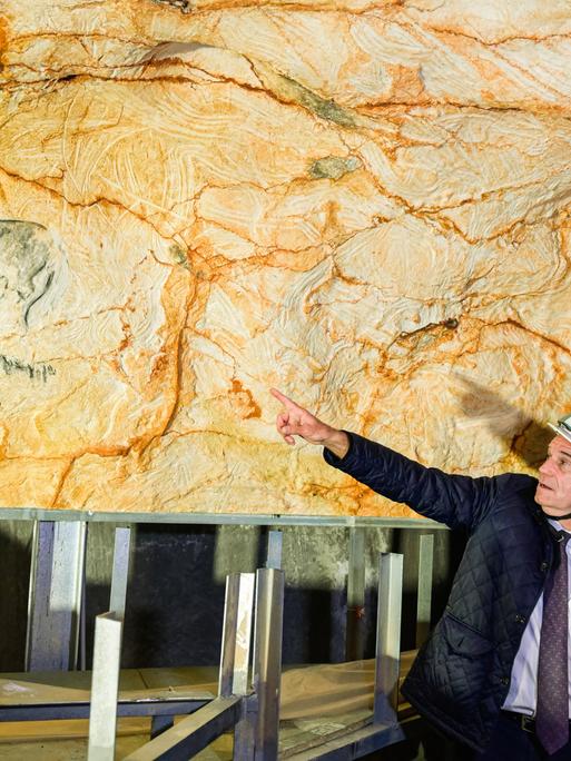 Renaud Muselier, der Präsident des Regionalrats von Provence-Alpes-Côte d'Azur, besucht die Chauvet-Höhle in Frankreich. 