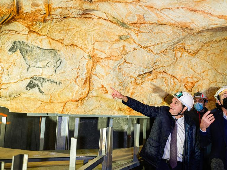 Renaud Muselier, der Präsident des Regionalrats von Provence-Alpes-Côte d'Azur, besucht die Chauvet-Höhle in Frankreich. 