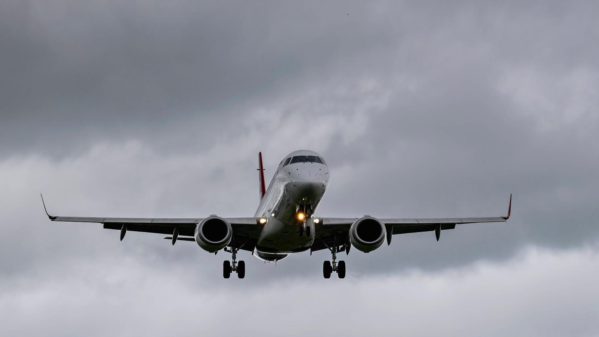 Flugzeug vor grauem Himmel Flugzeug vor grauem Himmel