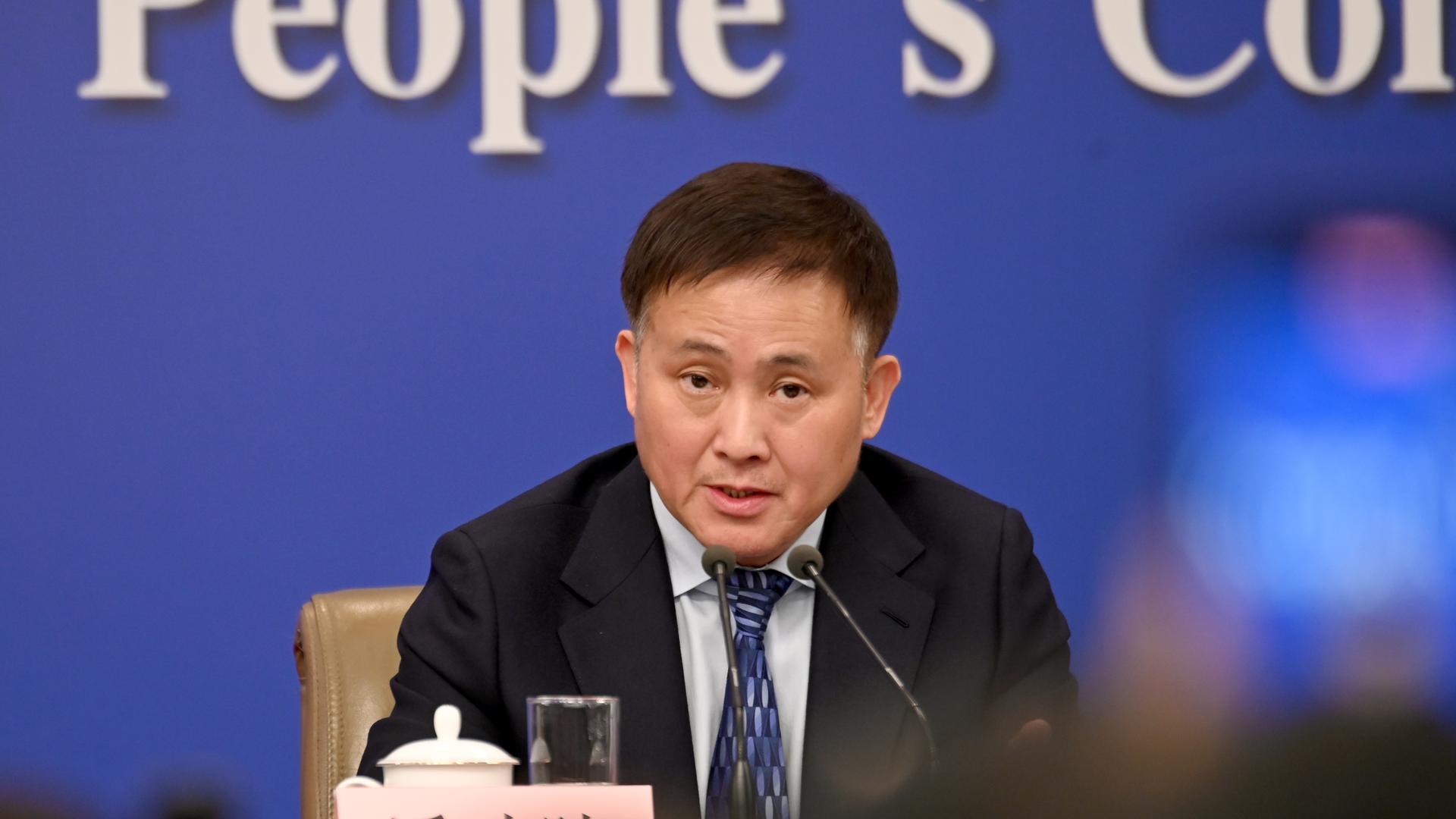 Pan Gongsheng, Chef der chinesischen Zentralbank, spricht vor Journalisten. Pan Gongsheng, Chef der chinesischen Zentralbank, spricht vor Journalisten.