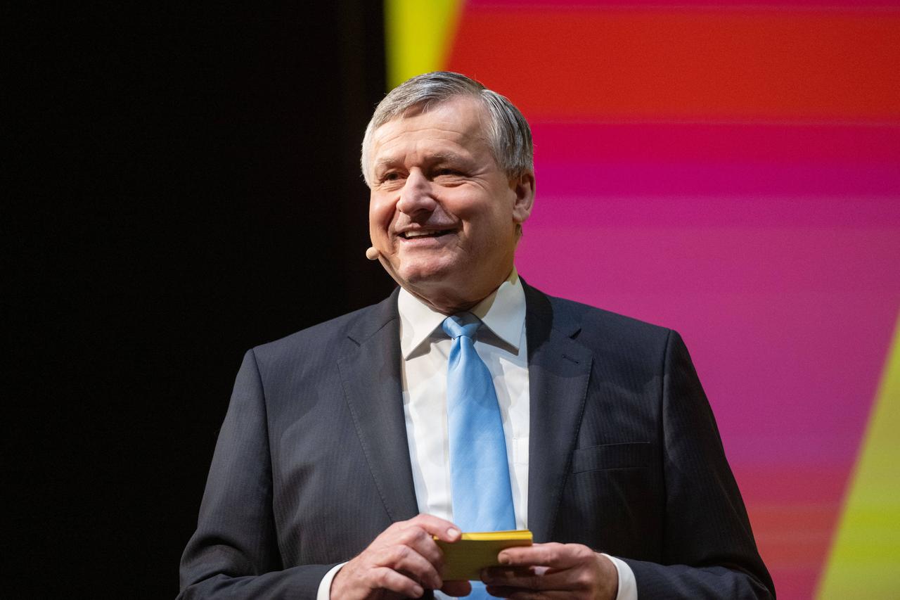 Hans-Ulrich Ruelke (FDP) lächelt während eines Auftritts 