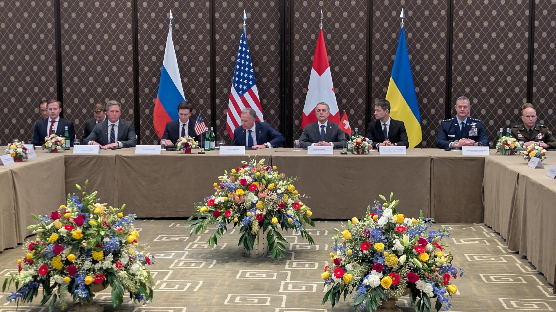 Ukraine-Krieg: Verhandlungen in Genf. Das Foto zeigt die Verhandlungsführer