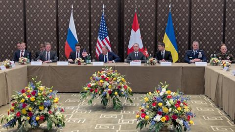 Ukraine-Krieg: Verhandlungen in Genf. Das Foto zeigt die Verhandlungsführer