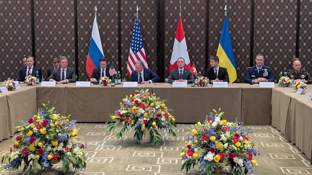 Ukraine-Krieg: Verhandlungen in Genf. Das Foto zeigt die Verhandlungsführer