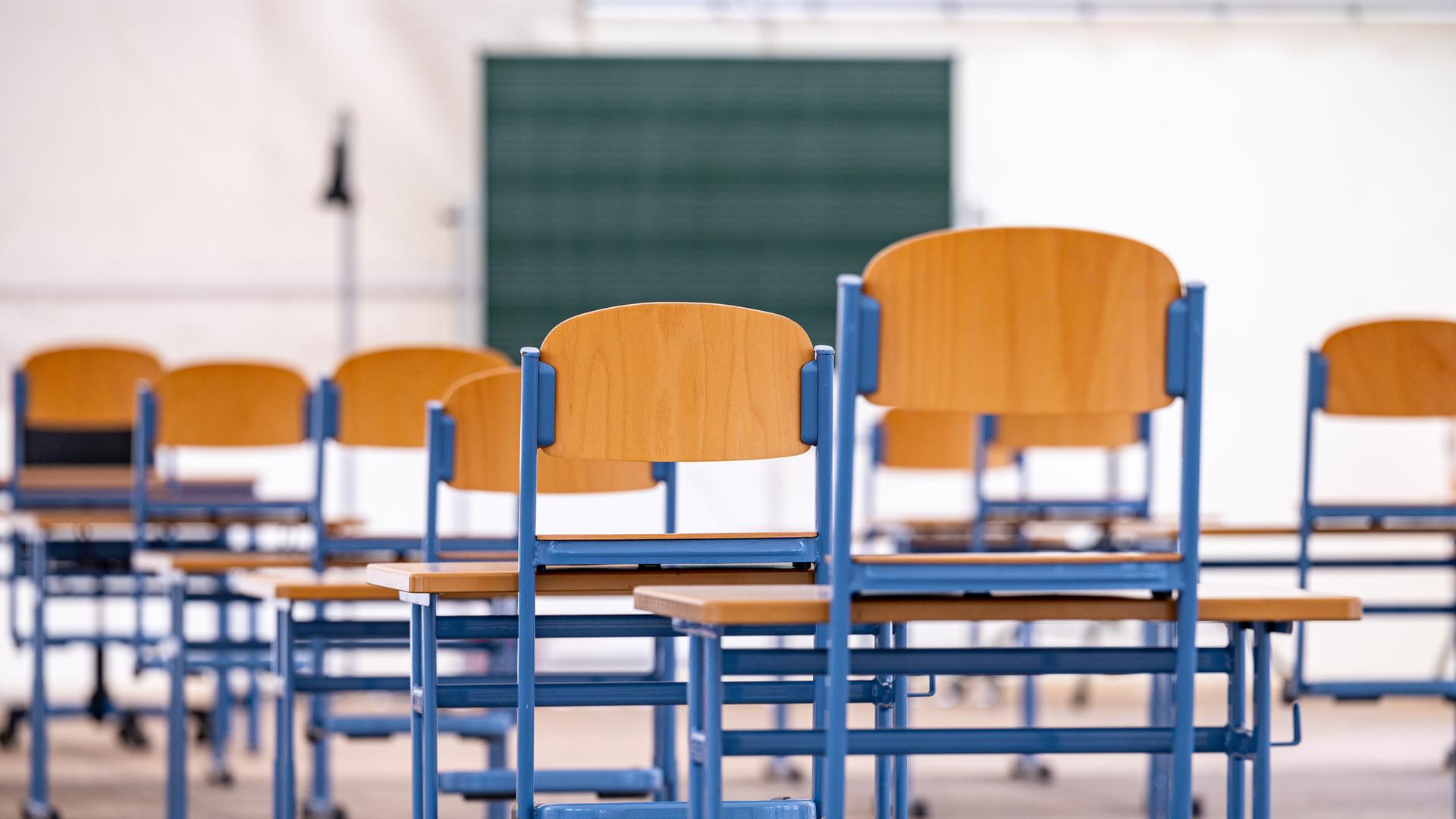 Blick in ein Klassenzimmer mit hochgestellten Stühlen
