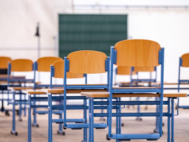 Blick in ein Klassenzimmer mit hochgestellten Stühlen