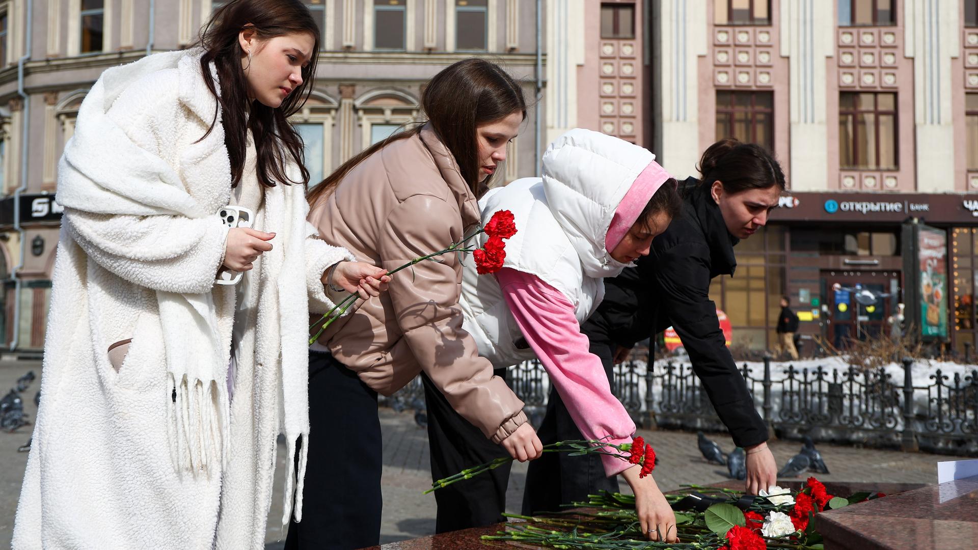 Junge Frauen legen in der tatarischen Hauptstadt Kasan Blumen nieder, um der um der Opfer des Anschlags in der Konzerthalle bei Moskau zu gedenken. 