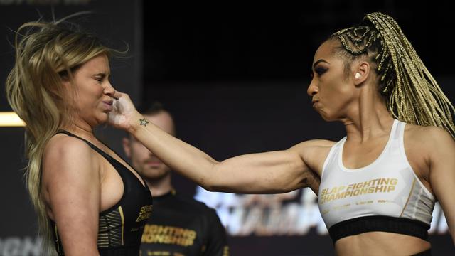 Julia Kruzer ohrfeigt Adrianna “Flychanelle” Śledź während der 'Slap Fighting Championship' am 5.März 2022 in Columbus, Ohio.