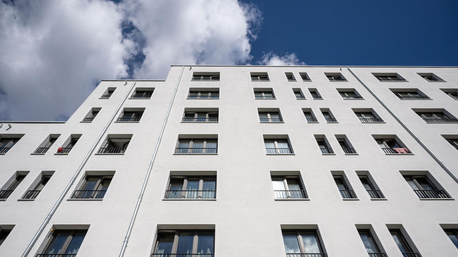 Wolken ziehen über ein Werkswohnungsprojekt der Berlinovo und Charité. . Wolken ziehen über ein Werkswohnungsprojekt der Berlinovo und Charité. .