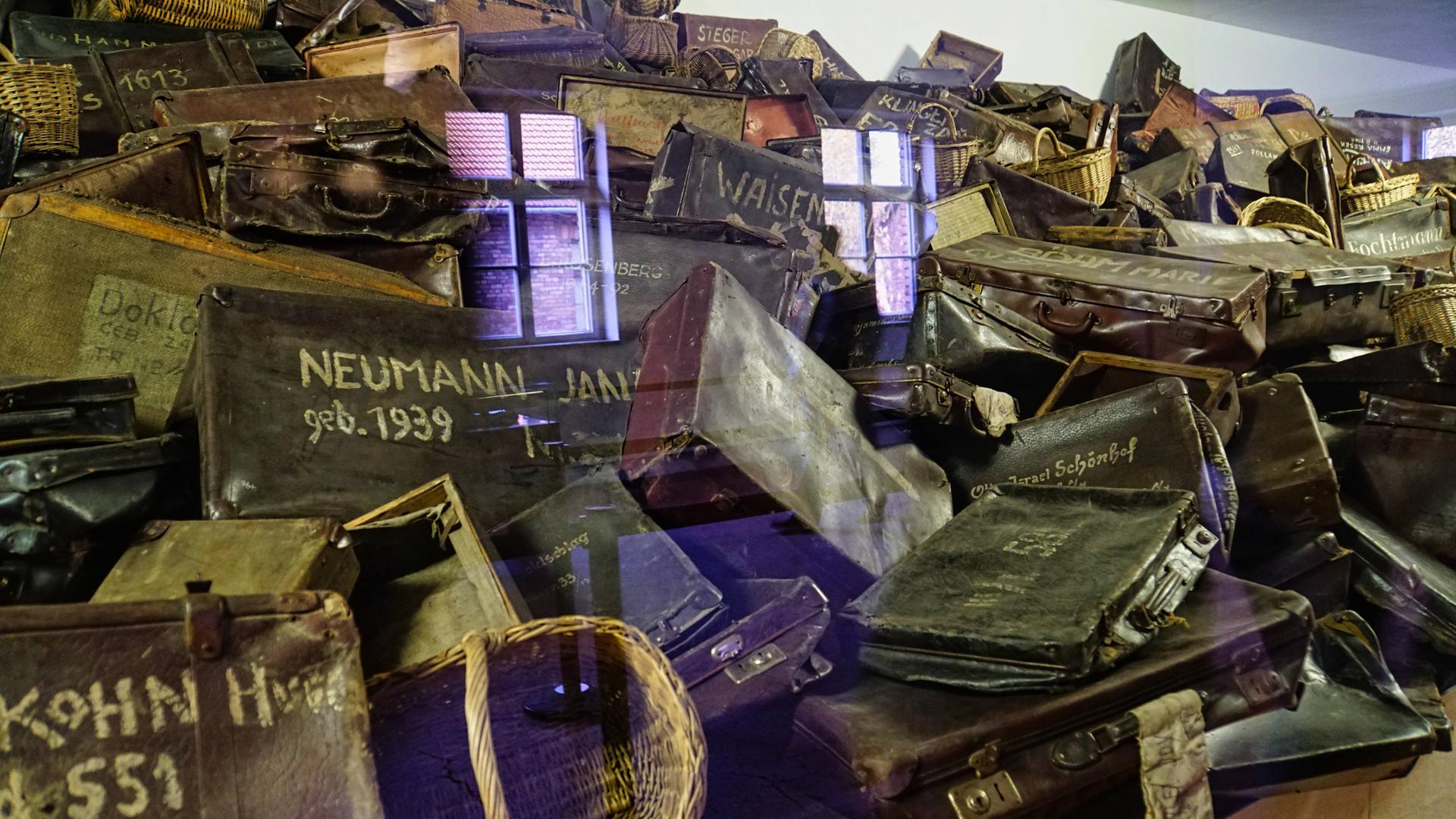 Blick in die Glasvitrine mit unzähligen alten Koffern von Häftlingen und ermordeten Juden in der Gedenkstätte des ehemaligen Konzentrationslager Auschwitz.