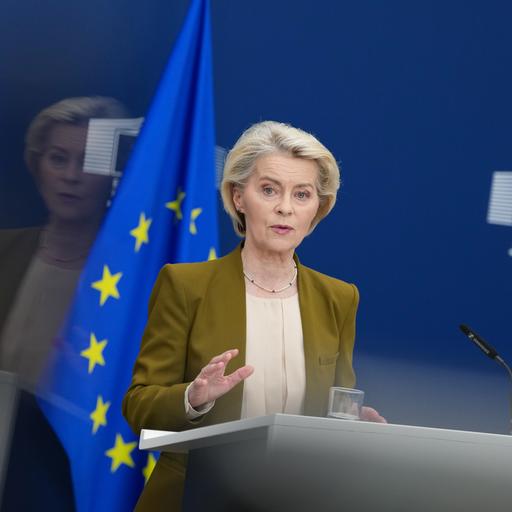 Ursula von der Leyen, Präsidentin der Europäischen Kommission (EU), steht an einem Podium und spricht. Hinter ihr ist die EU-Flagge.
