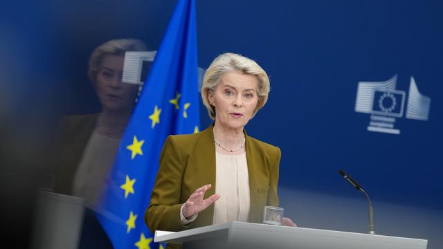 Ursula von der Leyen, Präsidentin der Europäischen Kommission (EU), steht an einem Podium und spricht. Hinter ihr ist die EU-Flagge.