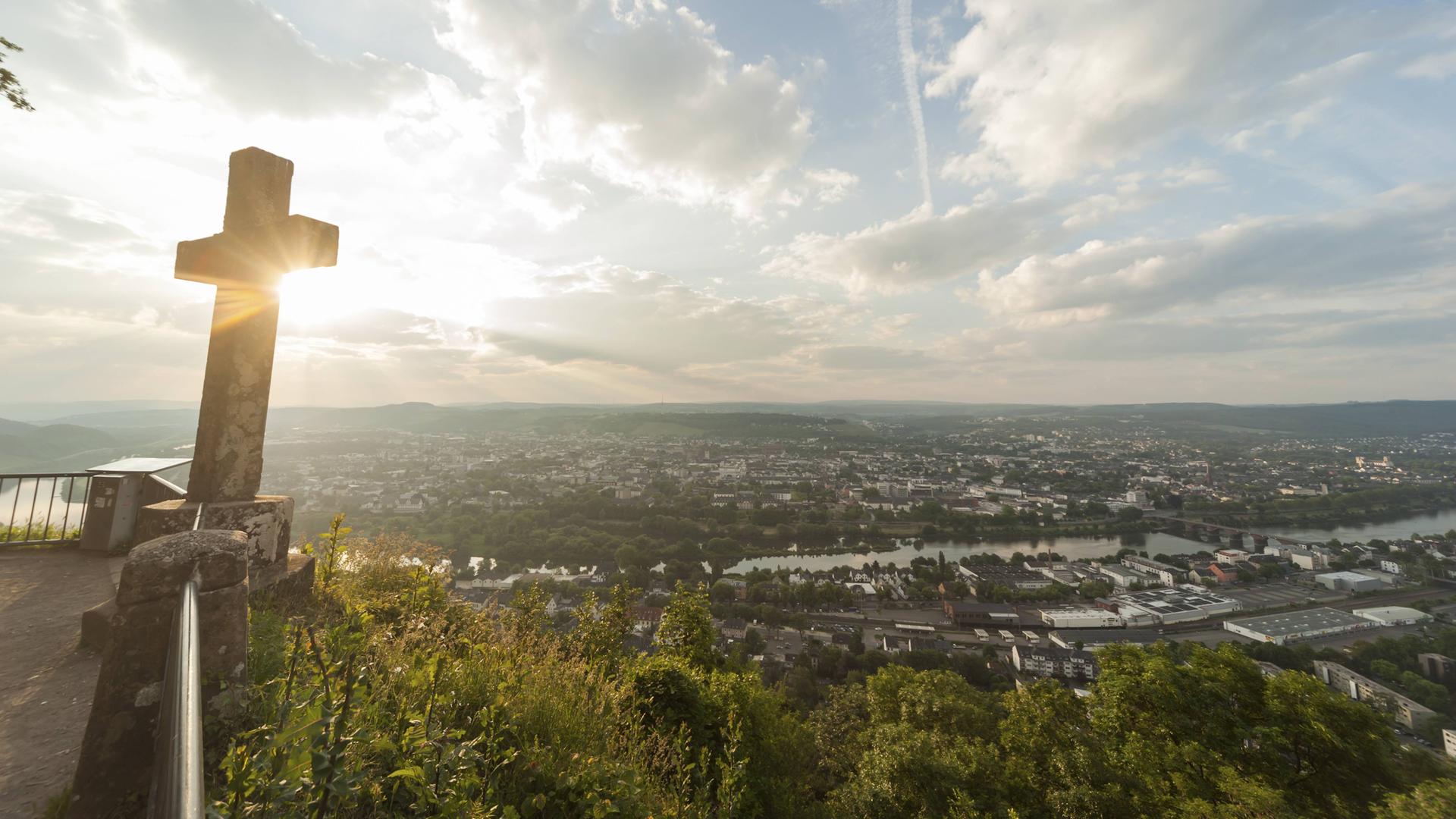 Blick vom Markusberg auf die Stadt Trier an der Mosel im Sonnenlicht