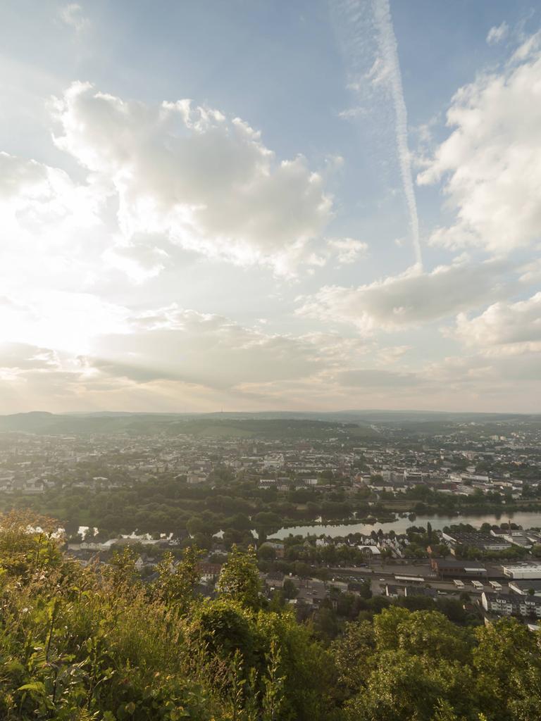 Blick vom Markusberg auf die Stadt Trier an der Mosel im Sonnenlicht Blick vom Markusberg auf die Stadt Trier an der Mosel im Sonnenlicht