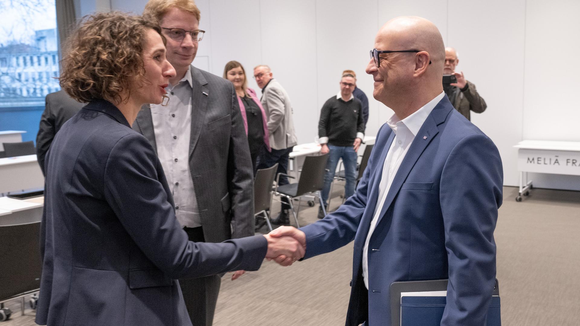 Cosima Ingenschay (l), EVG-Verhandlungsführerin, begrüsst vor Beginn der Tarifverhandlungen Martin Seiler, Personalvorstand der Bahn, in Frankfurt am Main.