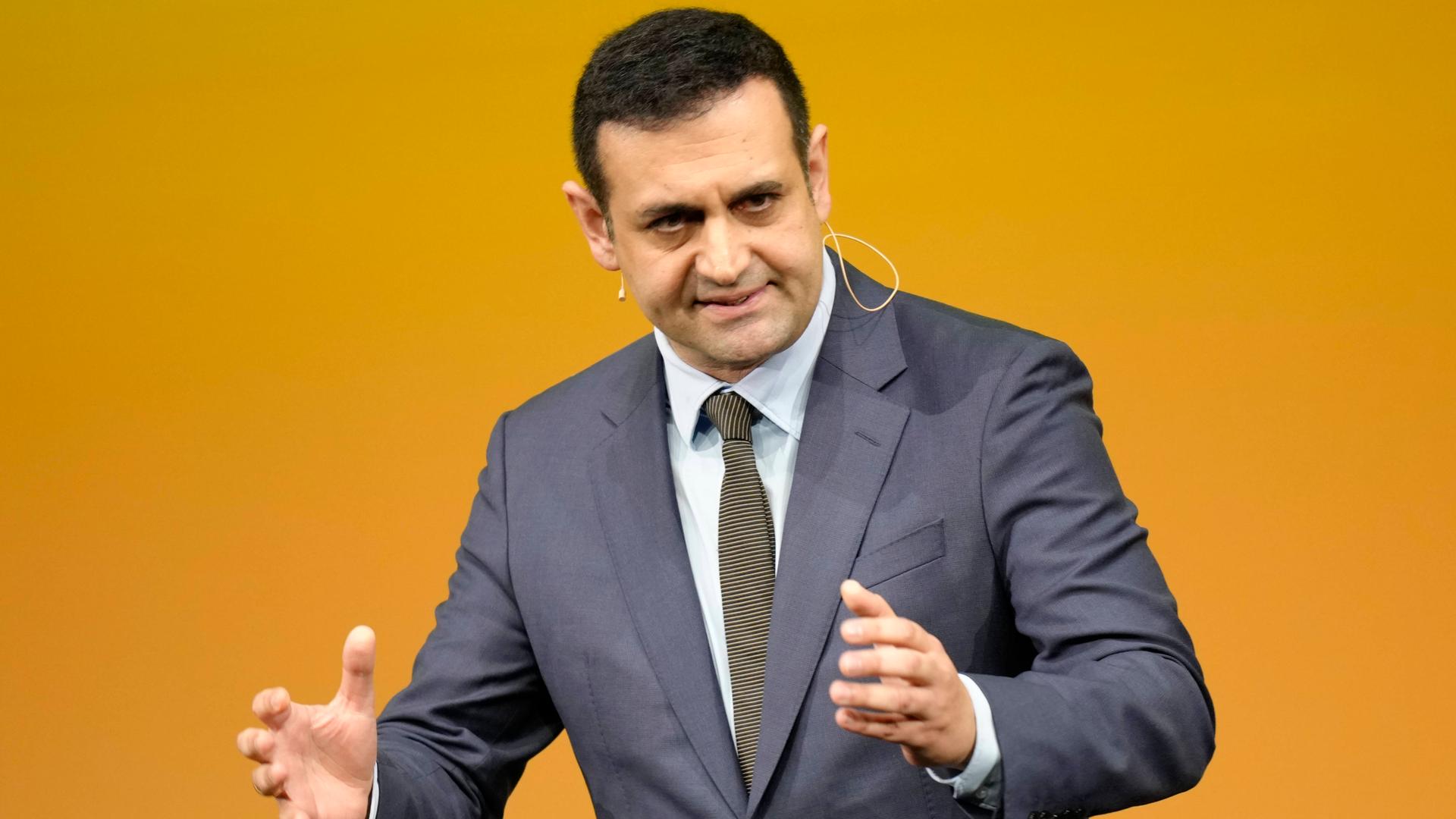 FDP-Generalsekretär Bijan Djir-Sarai engagiert mit einer Handgeste bei seiner Rede auf der Bühne FDP-Generalsekretär Bijan Djir-Sarai engagiert mit einer Handgeste bei seiner Rede auf der Bühne