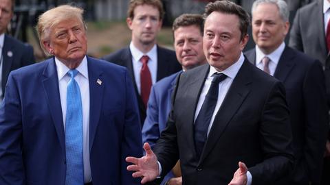 US-Präsident Donald Trump steht links neben Elon Musk, im Hintergrund sind weitere CEOs zu sehen, wie Meta-Chef Mark Zuckerberg US-Präsident Donald Trump steht links neben Elon Musk, im Hintergrund sind weitere CEOs zu sehen, wie Meta-Chef Mark Zuckerberg
