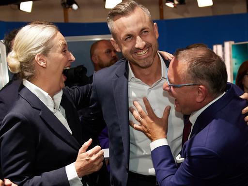 Die AfD-Politiker Alice Weidel, Ulrich Siegmund und Tino Chrupalla feiern Wahlsieg