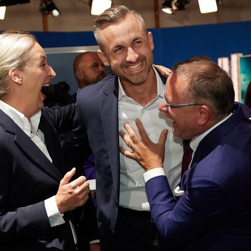 Die AfD-Politiker Alice Weidel, Ulrich Siegmund und Tino Chrupalla feiern Wahlsieg