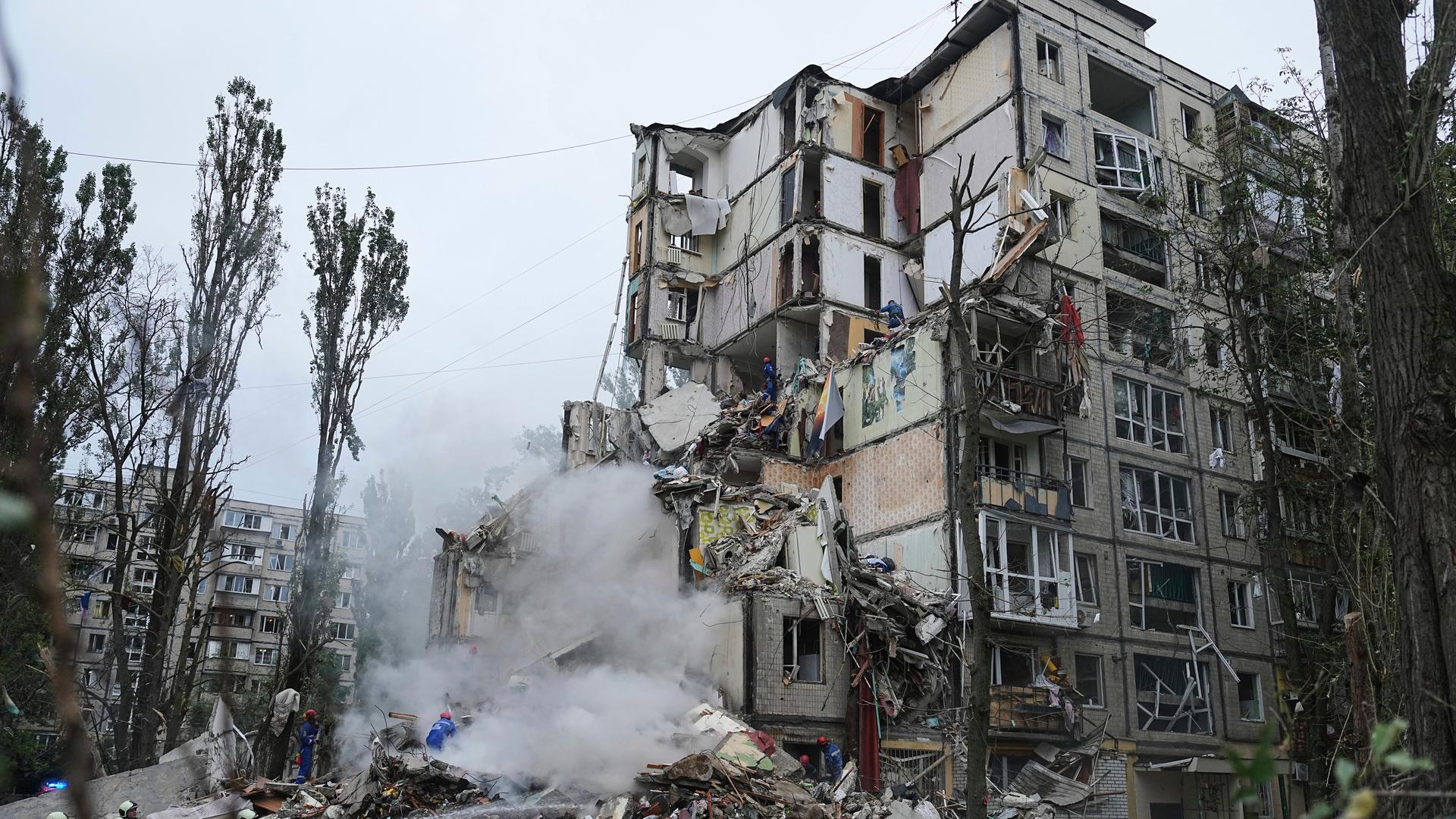 Rettungskräfte arbeiten in einem zerstörten Wohnhaus nach einem russischen Raketenangriff in Kiew. 