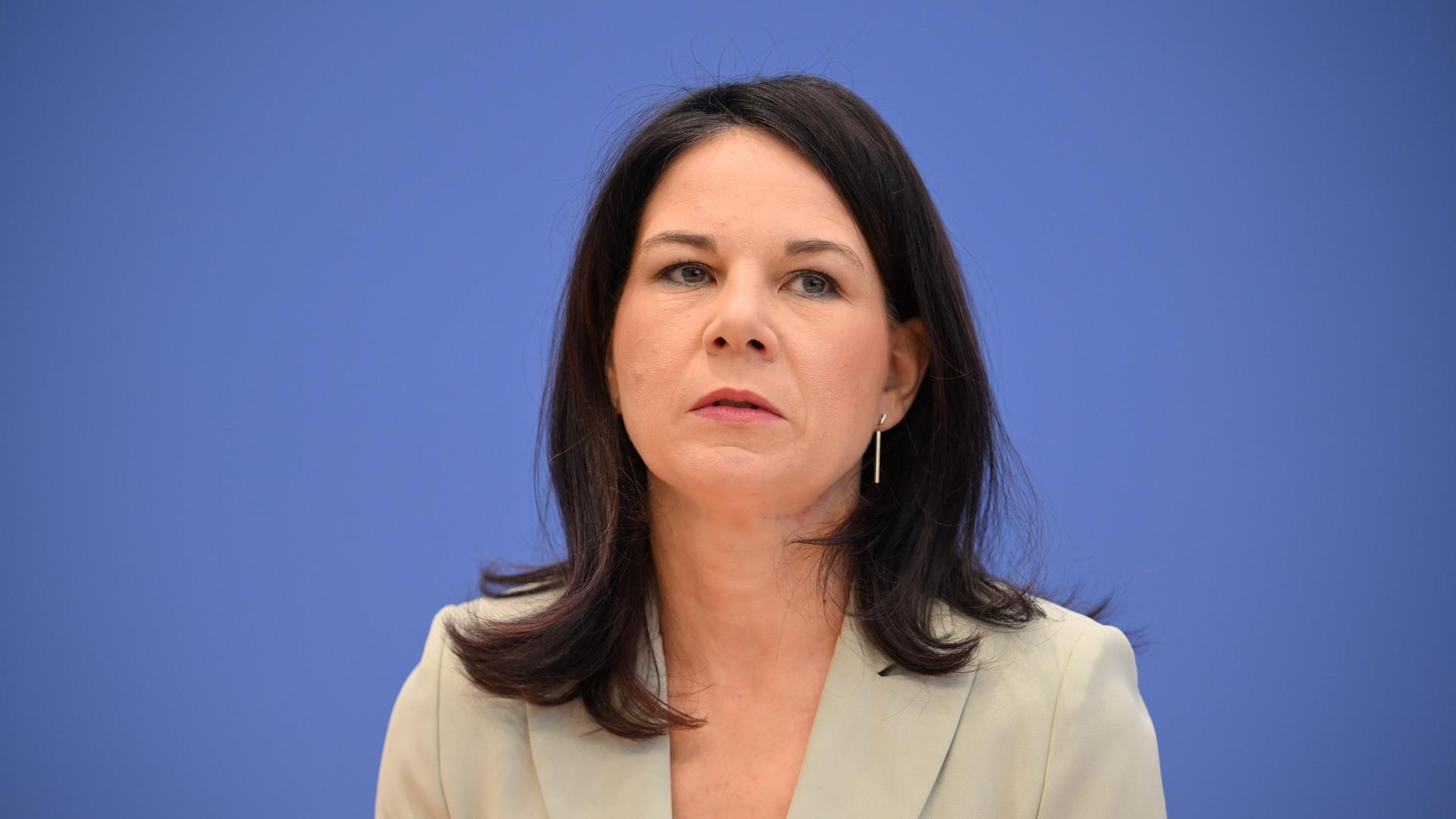 Annalena Baerbock (Bündnis 90/Die Grünen), Außenministerin, spricht im Haus der Bundespressekonferenz auf einer Pressekonferenz. 