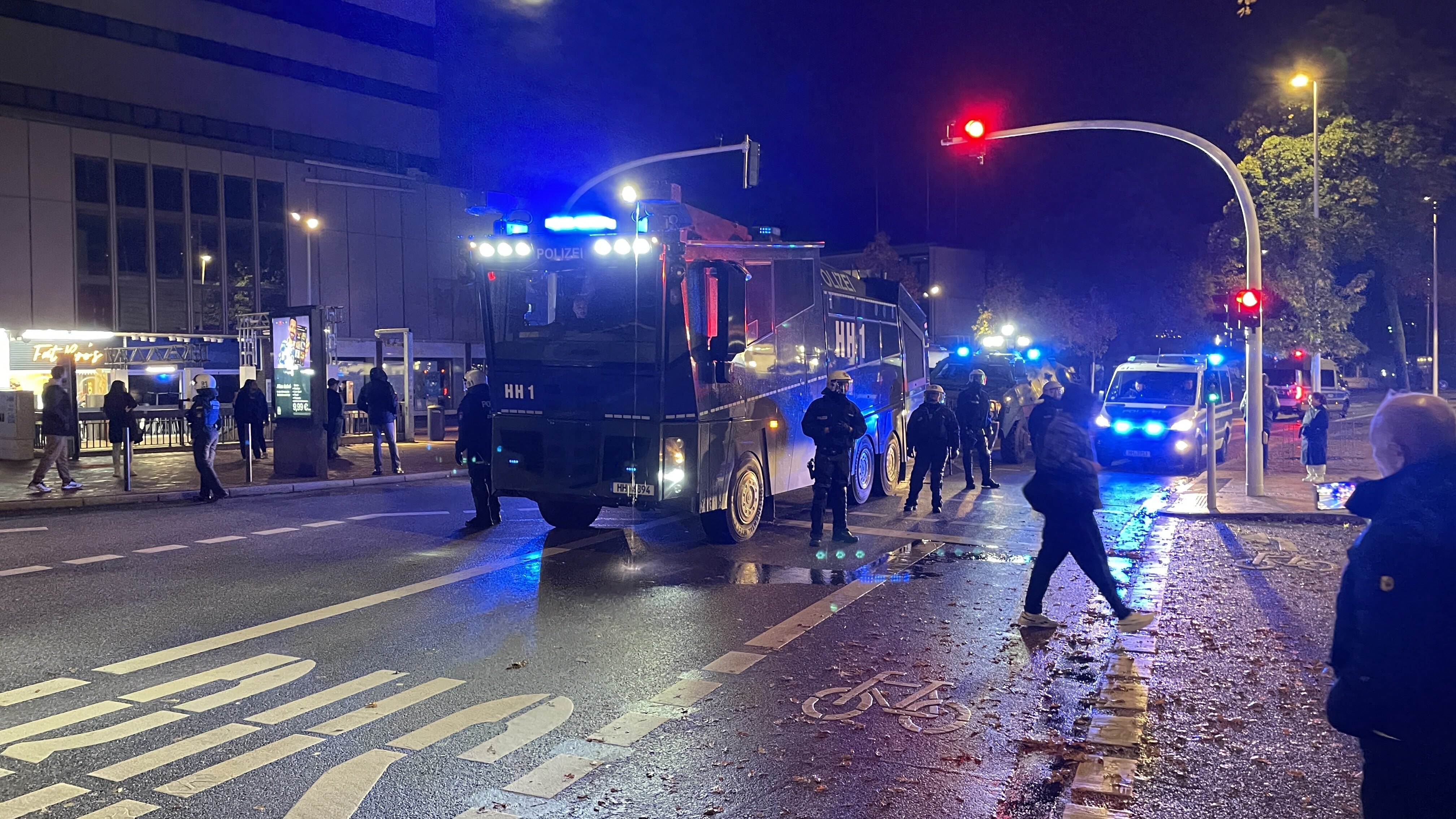 Krawalle in Hamburg - Polizei setzt Wasserwerfer ein