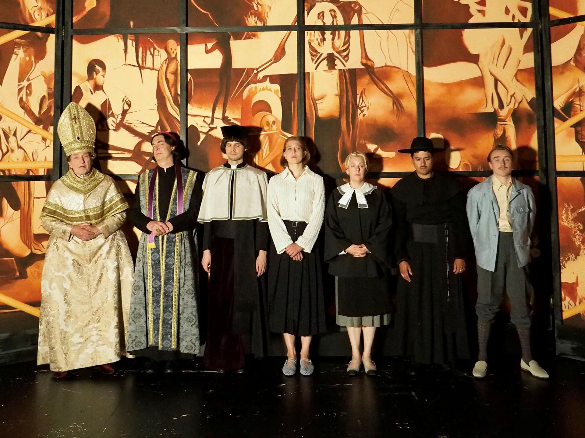 Das Ensemble vom Theater Osnabrück steht in Kostümen gemeinsam auf der Bühne Das Ensemble vom Theater Osnabrück steht in Kostümen gemeinsam auf der Bühne
