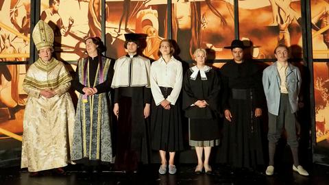 Das Ensemble vom Theater Osnabrück  steht in Kostümen gemeinsam auf der Bühne