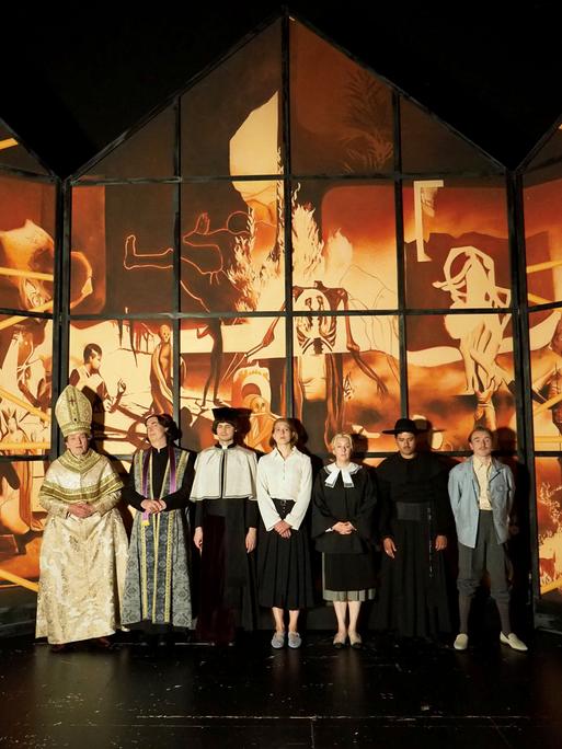 Das Ensemble vom Theater Osnabrück steht in Kostümen gemeinsam auf der Bühne Das Ensemble vom Theater Osnabrück steht in Kostümen gemeinsam auf der Bühne
