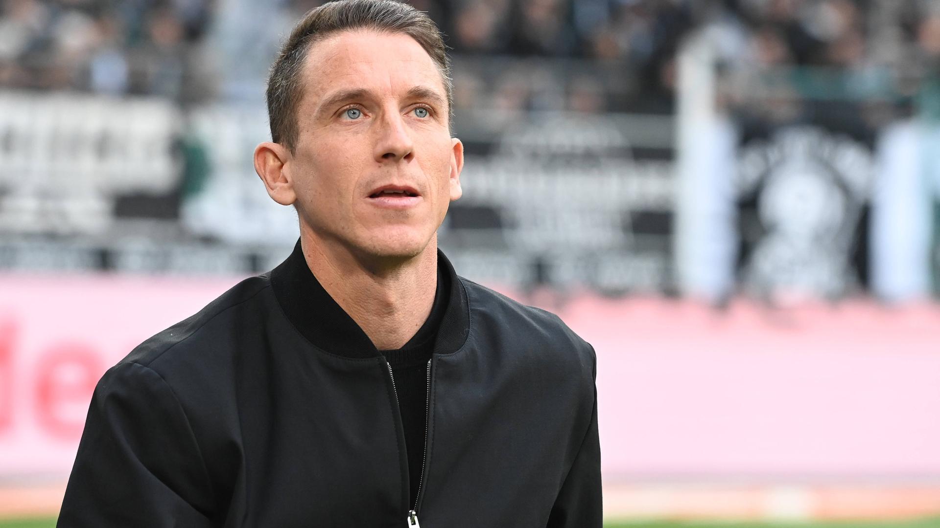 Daniel Bauer im Porträt im Stadion.