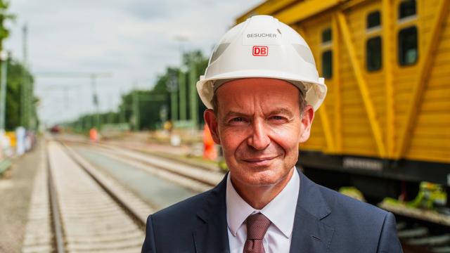 Volker Wissing (FDP), Bundesminister für Digitales und Verkehr, steht auf der Baustelle im Abschnitt Bahnhof Mörfelden/Walldorf. 