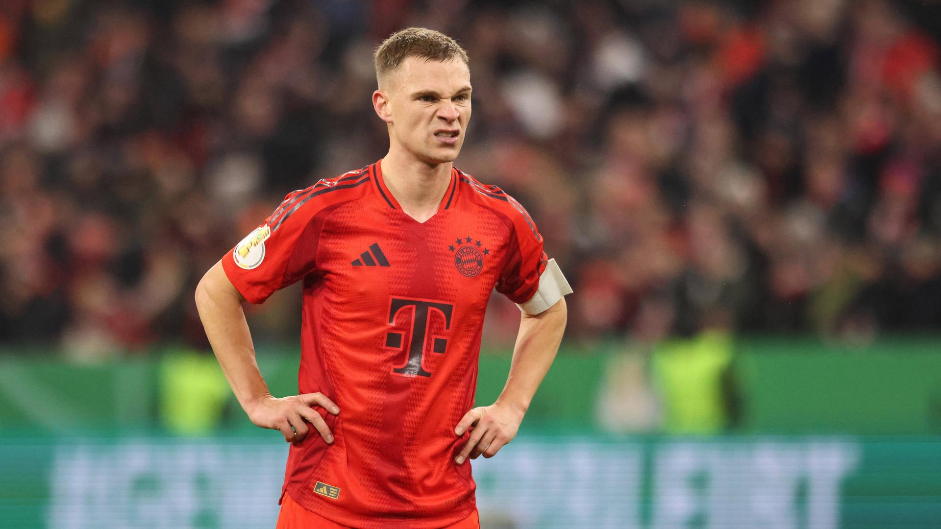 Der Spieler Joshua Kimmich von Bayern München. Er schaut frustriert.