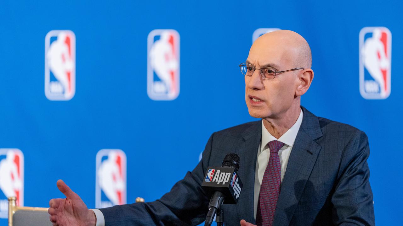 NBA-Chef Adam Silver spricht auf einer Pressekonferenz.
