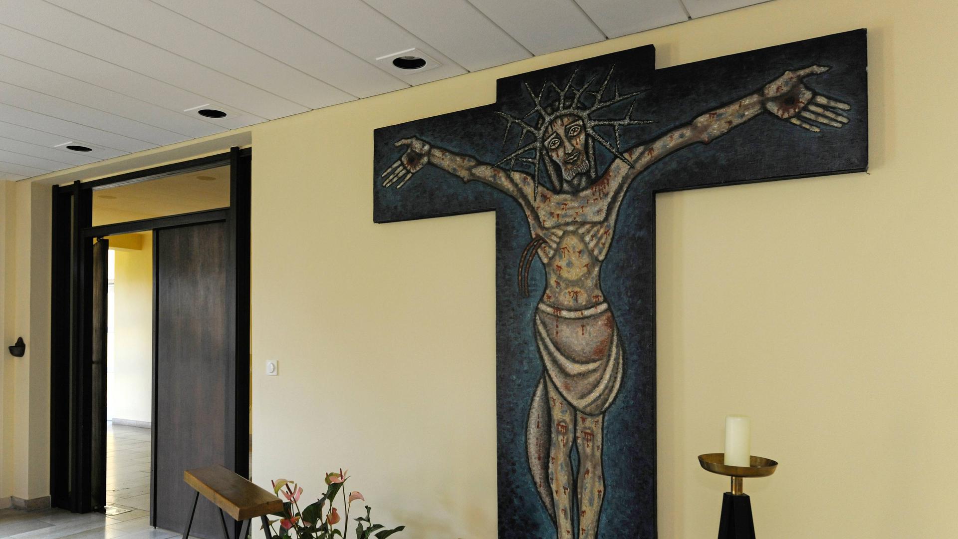Ein Gebetsraum im Erfurter Priesterseminar mit einem großen Kreuz und einer Jesus-Abbildung Ein Gebetsraum im Erfurter Priesterseminar mit einem großen Kreuz und einer Jesus-Abbildung