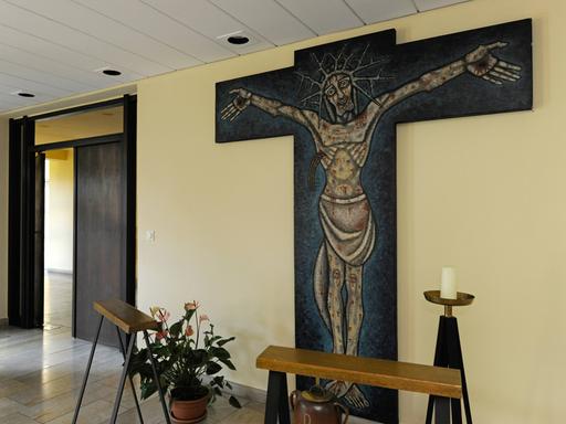 Ein Gebetsraum im Erfurter Priesterseminar mit einem großen Kreuz und einer Jesus-Abbildung Ein Gebetsraum im Erfurter Priesterseminar mit einem großen Kreuz und einer Jesus-Abbildung