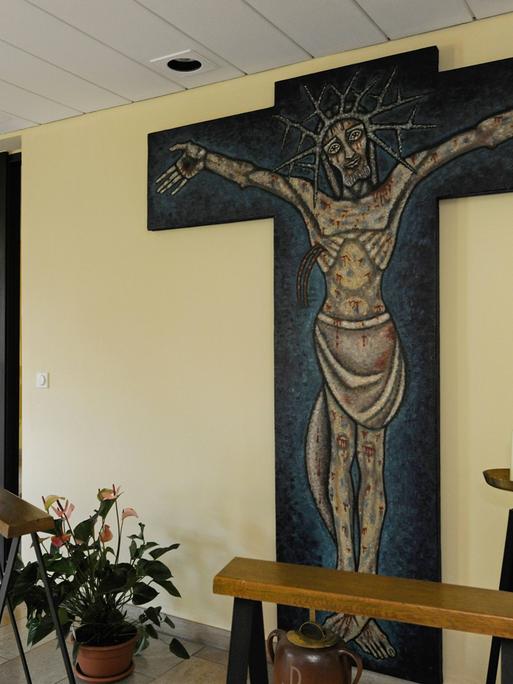 Ein Gebetsraum im Erfurter Priesterseminar mit einem großen Kreuz und einer Jesus-Abbildung Ein Gebetsraum im Erfurter Priesterseminar mit einem großen Kreuz und einer Jesus-Abbildung