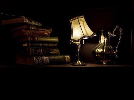 Antiquitäten, eine alte Lampe und Karaffe Antiquitäten, eine alte Lampe und Karaffe