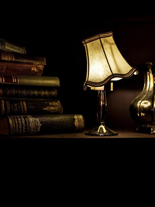 Antiquitäten, eine alte Lampe und Karaffe Antiquitäten, eine alte Lampe und Karaffe